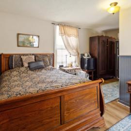 Carroll Cottage at Main Street Bed & Breakfast，位于格拉斯哥的酒店