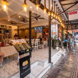 Patong Social Hotel & Restaurant, Patong Beach，位于芭东海滩的酒店