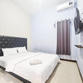 Homestay Sido Joyo near Sunrise Mall Mitra RedDoorz，位于Mojokerto的酒店