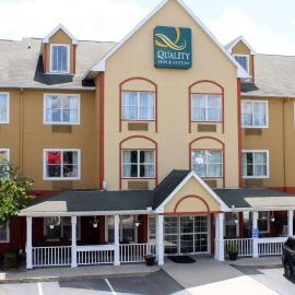 Quality Inn & Suites Cincinnati Sharonville,位于沙伦维尔的酒店