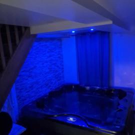 Maison cosy avec jacuzzi，位于图罗特的酒店