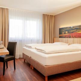 H+ Hotel Stuttgart Herrenberg，位于赫伦贝格的酒店