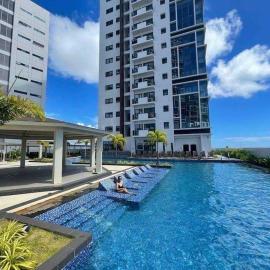 Mactan Newtown staycation near airport with pool access，位于Punta Engaño的酒店