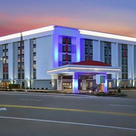 Holiday Inn Express & Suites Cincinnati Riverfront by IHG，位于卡温顿的酒店
