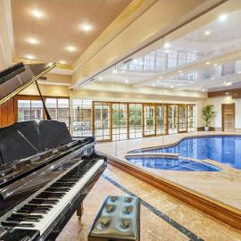 Entire Maggie's Guesthouse - free cinema, pool, spa, tennis court, karaoke, more!，位于Warrandyte的酒店