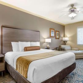 Best Western Plus Crown Colony Inn & Suites，位于拉夫金的酒店