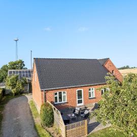 6 Bedroom Beautiful Home In Ærøskøbing，位于艾勒斯克宾的酒店
