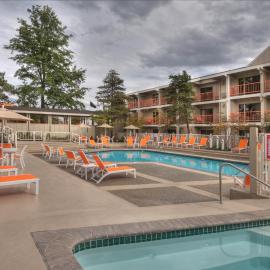 Ashland Hills Hotel & Suites，位于阿什兰的酒店
