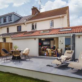 Littlefields - With hot tub, garden, private parking and short walk to beach，位于锡顿的酒店
