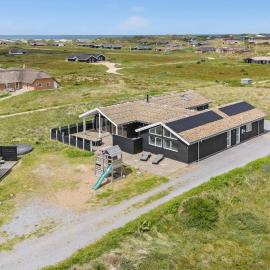 Beach Front Home In Ringkøbing With Sauna，位于灵克宾的酒店