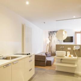 HEIMAT - Chic & Spacious Alpine Escape Schlanders，位于西兰德罗的酒店