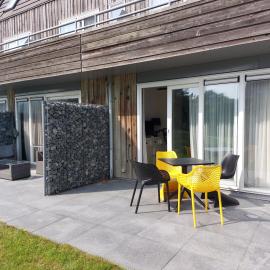 AMELAND-Appartement "HELIOS", eigen KEUKEN, Zonnig TERRAS, Verwarmd ZWEMBAD, nabij DORP, DUINEN en STRAND，位于霍勒姆的酒店