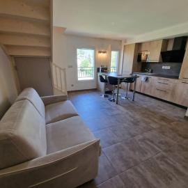 Superbe T2 duplex vue sur les montagnes，位于绍尔日的酒店