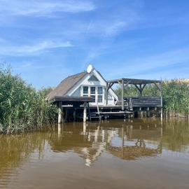 Seehütte Neusiedlersee inklusive Elektroboot，位于拉斯特的酒店