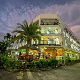Ramada Suites By Wyndham Seafront Coral Coast，位于克罗托格的酒店