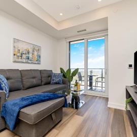 Modern High Rise King bed Condo with Private Balcony，位于基奇纳的酒店