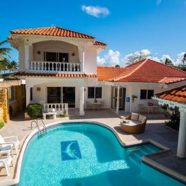 Brisas Doradas Beachfront Villa，位于Eslabón的酒店