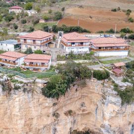 Guest House Bracaj，位于Çorovodë的酒店