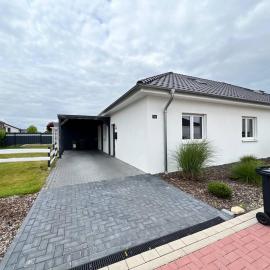 Einzigartiger Neubau-Bungalow - Luxus-Küche, große Terrasse mit Garten - Perfekt für Familie und Gruppen，位于Ilsede的酒店