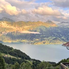 Chalet AlpinLux in Beatenberg，位于贝阿滕贝格的酒店