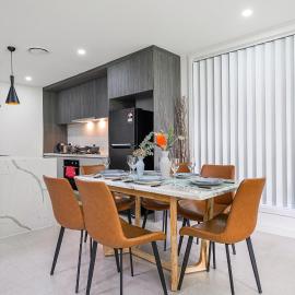 Rousehill 5Br near Shopping Centre&Train，位于Riverstone的酒店