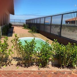 Casa com piscina a beira mar，位于因贝的酒店