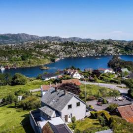 Fjord-View Retreat with Free Parking and Fast Internet，位于Nese的酒店