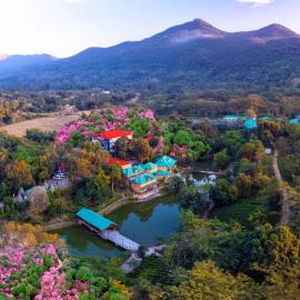 Summit Green Lake Tea Resort & Spa，位于Jakhalābāndha的酒店