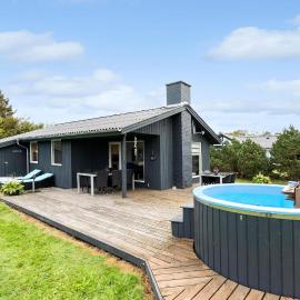 3 Bedroom Awesome Home In Ulfborg，位于乌尔夫堡的酒店