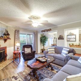 Hike, Golf & Ski: Beech Mtn Condo w/ Resort Perks!，位于榉木山的酒店