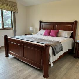 Luxury bungalow in NW Calgary，位于卡尔加里的酒店