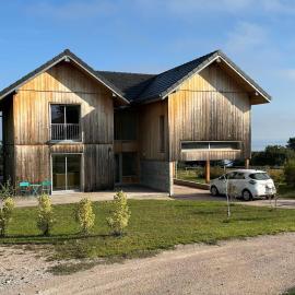 Magnifique villa d'architecte vue sur le lac Léman，位于Anthy的酒店