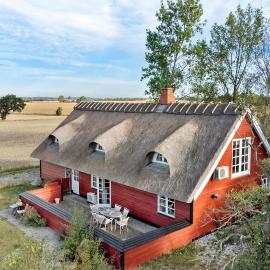 4 Bedroom Gorgeous Home In Nørre Alslev，位于Nørre Alslev的酒店