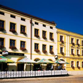Hotel Praha，位于布劳莫夫的酒店