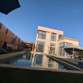 Aeropuerta Mini Villa - Private self check-in Layover near Airport，位于Al Qasţal的酒店