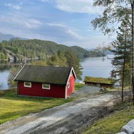 Hytte ved sjøen med båtutleige，位于Kvalsvik的酒店