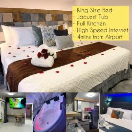 CLOCKWORKORANGE Luxury Suites 4-Minutes Away To Airport，位于麦克坦的酒店
