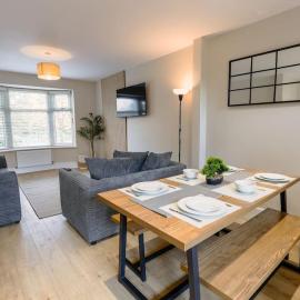 'Station House' Cosy Renovated Family-Friendly Home in Runcorn, Cheshire - Train Station Liverpool Chester Links, Brindley Theatre，位于朗科恩的酒店