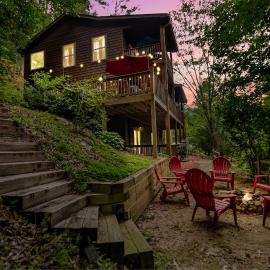 Amazing Creek View Cabin w/ Hot Tub, Firepit & Pool Table，位于埃利杰的酒店