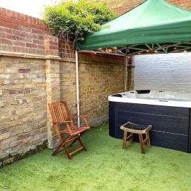 The Garden Apt Hot Tub - Westbrook Bay Beach - By Goldex Coastal Breaks，位于马盖特的酒店