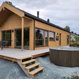 Nyoppført hytte med mulighet til å leie badestamp，位于莱旺厄尔的酒店