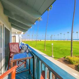 Condo in Newport Beach with Private Balcony and Ideal Location by the Pier，位于纽波特海滩的酒店