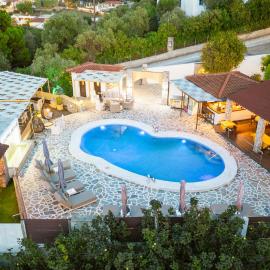 Skiathos Island Suites，位于特劳洛斯的酒店