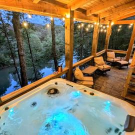 River Retreat Cabin - Living Water Farm，位于克利夫兰的酒店