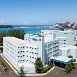 Courtyard by Marriott Nassau Downtown/Junkanoo Beach，位于拿骚的酒店