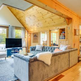 Storybook Stratton House: 3 Mi to Mount Snow!，位于斯特拉顿的酒店