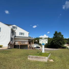 Winnisquam Lake Inn，位于蒂尔顿的酒店