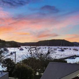Magical Hardy's Bay Waterfront Apartment，位于克里卡尔的酒店