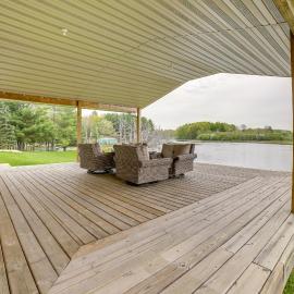 Waterfront Evart Getaway w/ Fire Pit on 82 Acres!，位于Evart的酒店