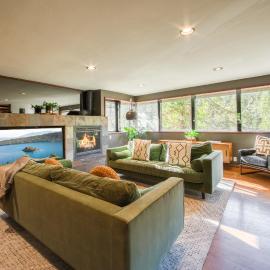 Spire Chalet at Alpine Meadows - 4BR W Hot Tub and Ski Shuttle，位于阿尔卑斯山草甸的酒店